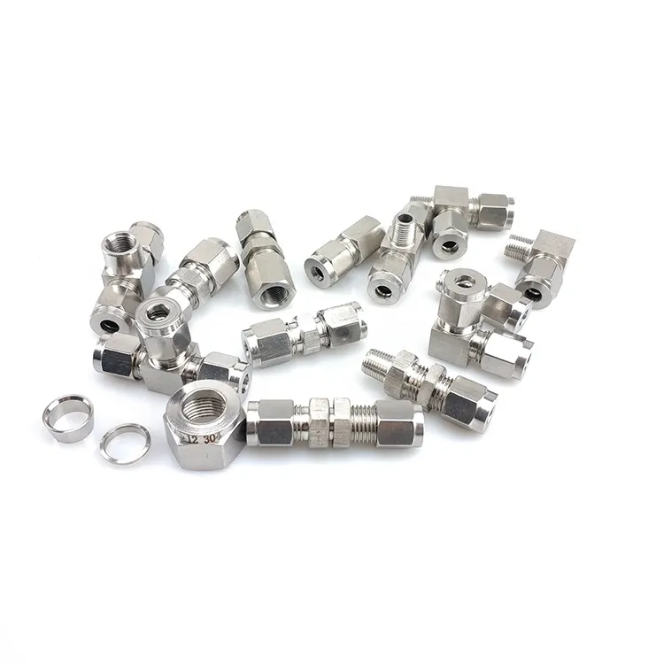 Бесфакельный трубный фитинг из нержавеющей стали. Бесфакельная муфта с наружной резьбой и внутренней резьбой.